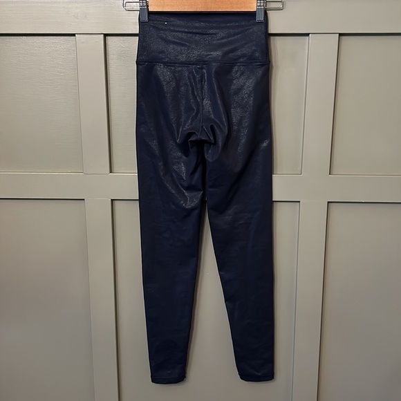 Aerie Offline The Hugger High Waisted Crackle Leggings in Navy Size XS - Picture 7 of 9